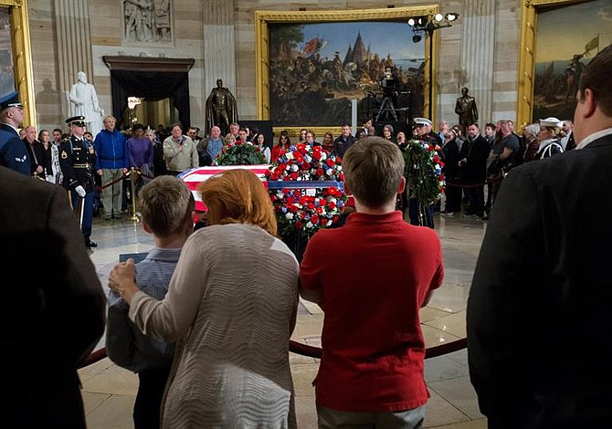Ciudadanos despiden al ex presidente Bush en el Capitolio
