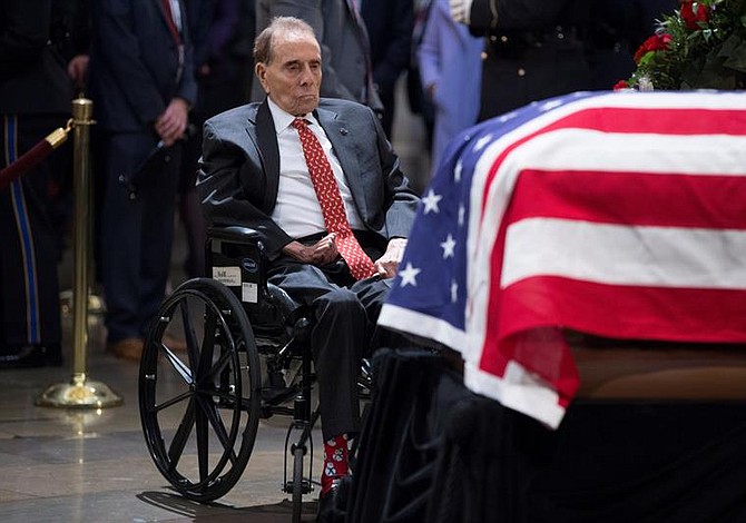 Bob Dole, trabajadores federales y directores de la CIA se despidieron de George H.W. Bush