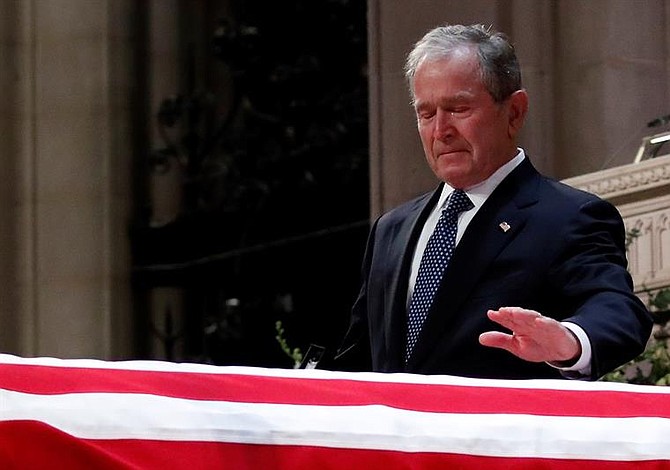Expresidente Bush rompe en llanto al decir que su padre fue el mejor que cualquier hijo pudiera tener