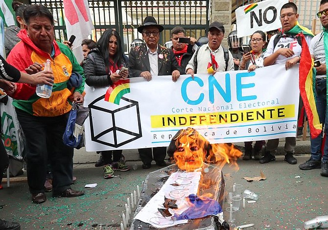 Bolivianos protestan en rechazo a reelección de Evo Morales