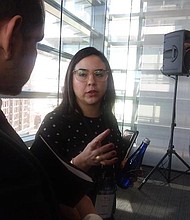 Educación. Olga Gutiérrez, representante de Apple, durante su exposición enfatizó en la importancia de tender puentes para promover la educación y la fluidez tecnológica en la sociedad.