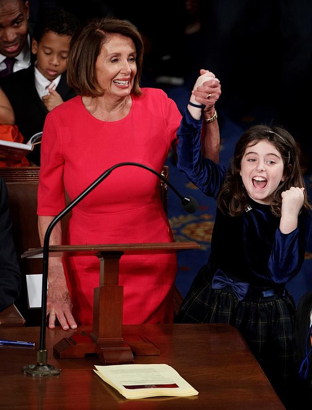 WASHINGTON. La líder demócrata Nancy Pelosi sonríe junto con una niña tras emitir su voto durante la ceremonia en la que toma posesión de su nuevo cargo, como presidenta de la Cámara Baja