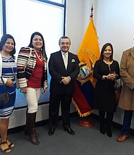 El cónsul de Ecuador, Eduardo Calderón (centro), durante la celebración del Día Internacional del Inmigrante.
