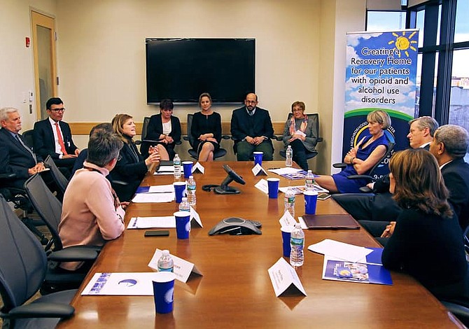 Gobernador Baker visitó East Boston justo después de su juramentación para el segundo mandato