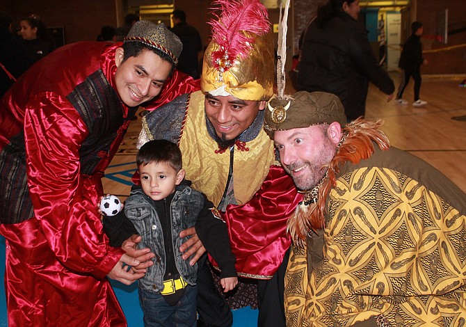 Los Reyes Magos agasajaron a 600 niños latinos en DC