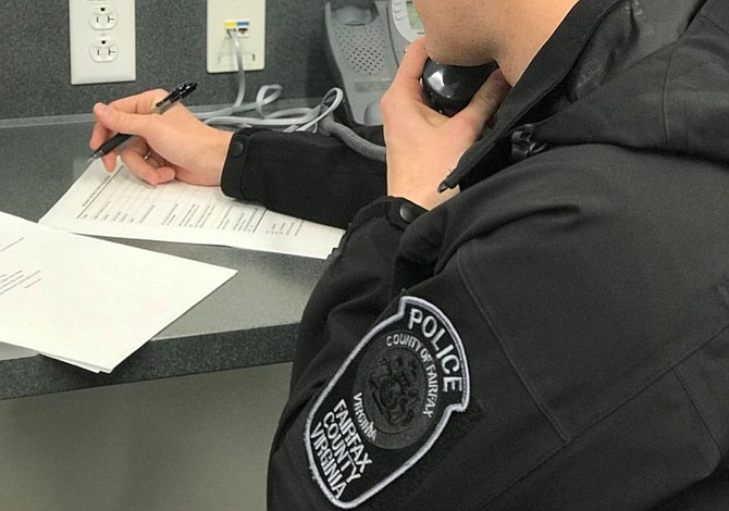 Robaron dos tiendas de electrónica en Fairfax
