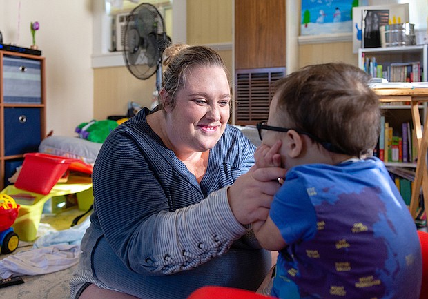 Alicia Moreno y su hijo Anderson, que ahora tiene 3 años. El pequeño necesita un ventilador portátil para respirar.