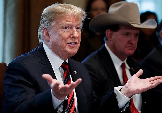 ¿Con qué fondos pretende el presidente Trump construir el muro fronterizo?