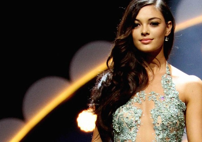 Ex Miss Universo se casa y recibe anillo de un millón de dólares