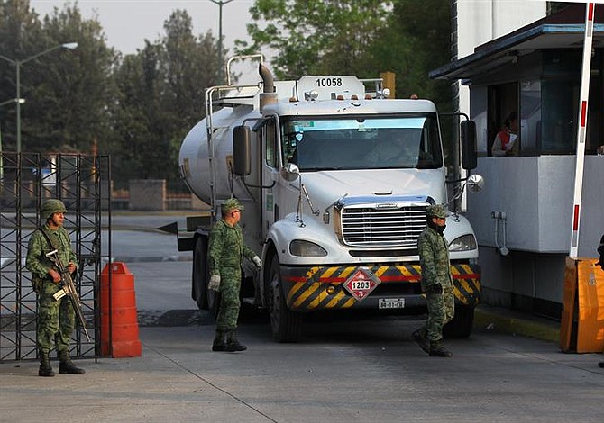 Presidente de México confirma la contratación de 2mil conductores para la distribución de 500 pipas de combustible