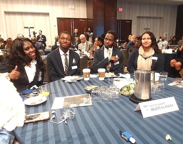 UNIVERSIDAD. Shae’Lynn Ames, David Hounyo, Dieudonne Kazzembe y Keiri Sánchez ganaron becas para continuar con sus estudios universitarios.