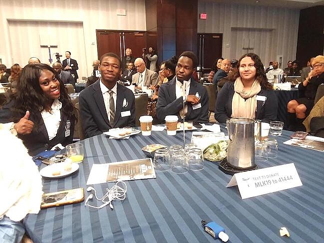 UNIVERSIDAD. Shae’Lynn Ames, David Hounyo, Dieudonne Kazzembe y Keiri Sánchez ganaron becas para continuar con sus estudios universitarios.