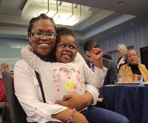 SOPORTE. Natalia Wilkerson y su hija de dos años Ta’Lia son beneficiarias de los programas de educación de Uniting People with Opportunities.