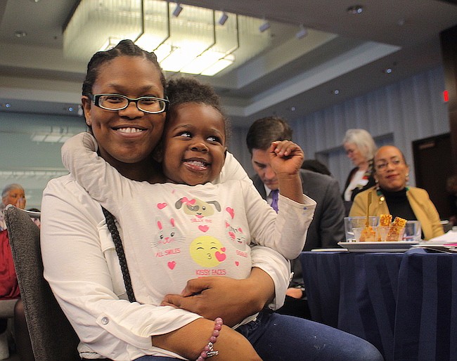 SOPORTE. Natalia Wilkerson y su hija de dos años Ta’Lia son beneficiarias de los programas de educación de Uniting People with Opportunities.