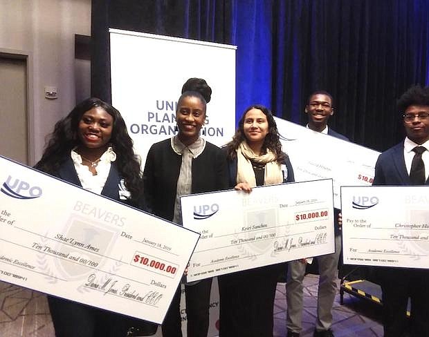 GANADORES. Los estudiantes ganadores de las becas están agradecidos por este apoyo económico para avanzar en sus carreras profesionales.
