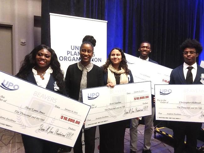 GANADORES. Los estudiantes ganadores de las becas están agradecidos por este apoyo económico para avanzar en sus carreras profesionales.