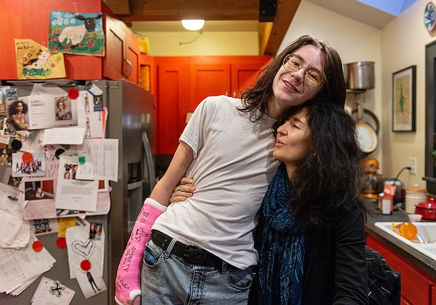 Coltrane Fisher y su madre, Lisa Luengo, el 14 de diciembre de 2018. Luengo, profesora de francés en un colegio comunitario, envió primero a su hijo a un programa de rehabilitación en Utah antes de inscribirlo en Interagency at Queen Anne.