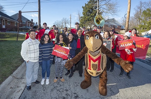 Anuncio. Rocío Mayorga junto con el grupo de estudiantes y la mascota Testudo de la Universidad de Maryland.