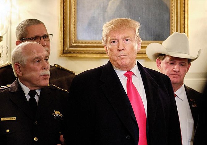 Trump calificó de “basura” a los alcaldes que no reconozcan el éxito que tendrá su muro fronterizo contra el crimen