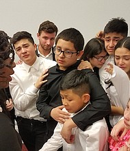 ÁNIMOS. La congresista de Massachusetts, Ayanna Pressley motivó a los niños a seguir luchando por el TPS.