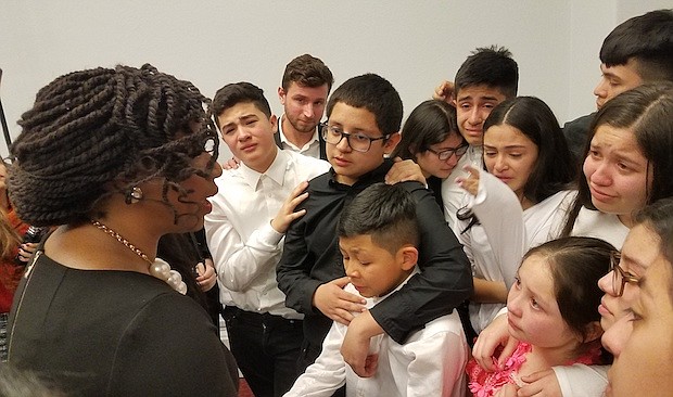 ÁNIMOS. La congresista de Massachusetts, Ayanna Pressley motivó a los niños a seguir luchando por el TPS.