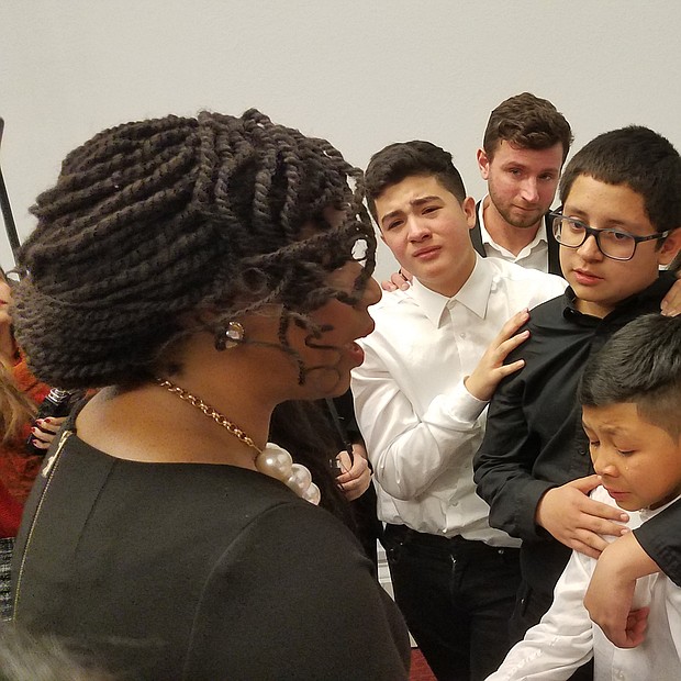 La congresista de Massachusetts, Ayanna Pressley motivó a los niños a seguir luchando por el TPS.