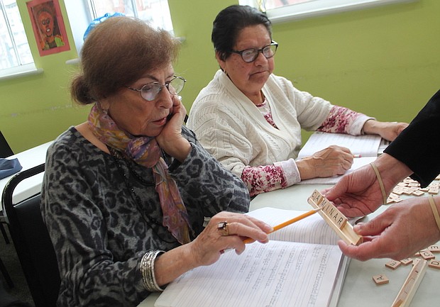 RECORDATORIO. Josefina Campos (iz) y Teresa Briceño (der) son estudiantes que se están esforzando en recordar el español que lo aprendieron en la escuela, ellas son alumnas del tercer nivel.