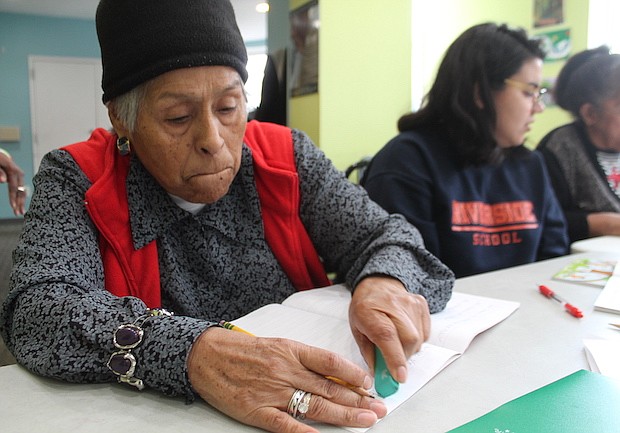 APRENDIENDO. Otilia Mendoza llegó a Estados Unidos hace 33 años, en Perú, su país natal, no terminó el tercer grado, ahora es alumna del primer nivel, para quien no saber escribir ha sido la vergüenza de su vida.