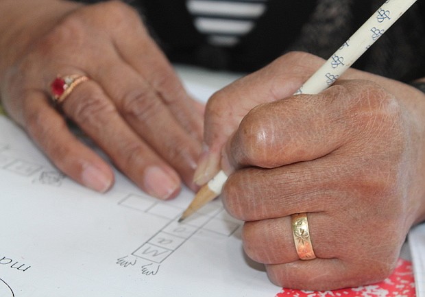 ESCRITURA. Una de las estudiantes llena un crucigrama que le enseña a diferenciar la palabra mano de la palabra mono.