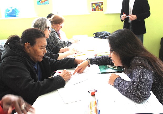 SÍLABAS. Sofía Hernández, estudiante colombiana de George Washington University, se entrega a tarea de enseñarles a las estudiantes de la tercera edad.