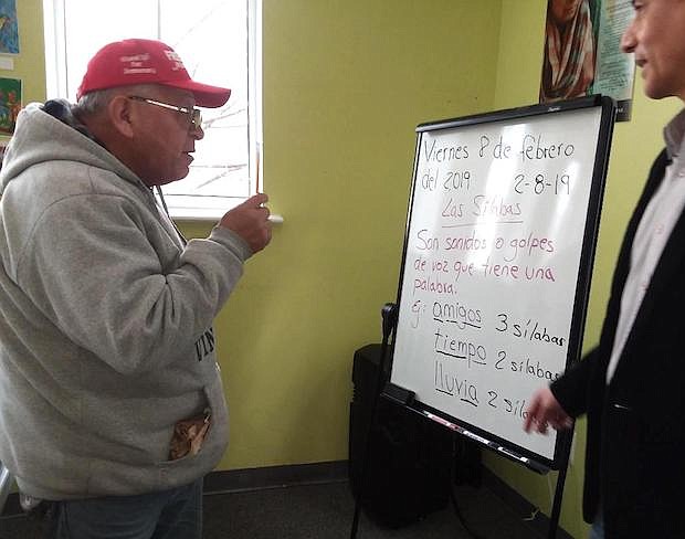 PALABRAS. Carlos Castro Zafra estudió hasta el quinto año de escuela en Perú y ahora se esfuerza por separar a las palabras en sílabas.