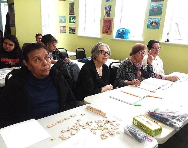 ESTUDIANTES. Carmen Ortiz, oriunda de México, (segunda desde la izq.) escucha a Mario Gamboa, profesor de español.