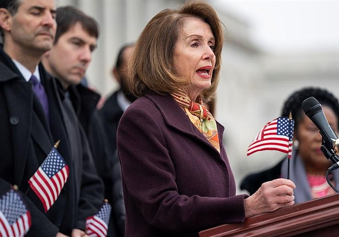Nancy Pelosi pide protección para la congresista musulmana criticada por Trump