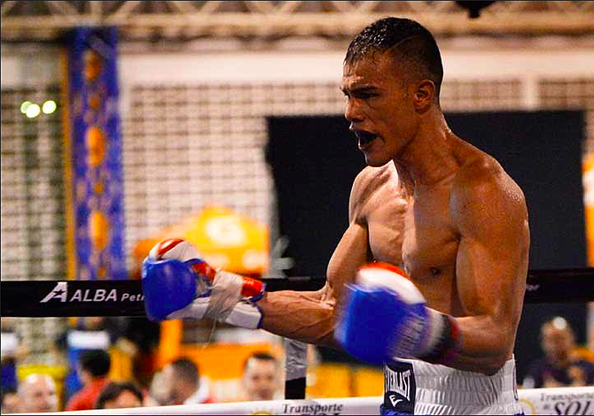Boxeador salvadoreño fue contratado por una promotora para buscar un título mundial