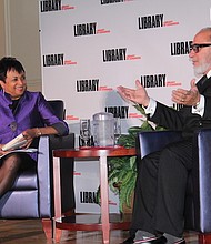CONVERSACIÓN. Emilio Estefan, durante un conversatorio con la directora de la Biblioteca del Congreso de EEUU, Carla Hayden.