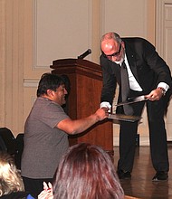 FANS. Emilio Estefan firma algunos discos que le presentó Saúl Callisaya, uno de sus seguidores, durante el conversatorio, en la Biblioteca del Congreso.