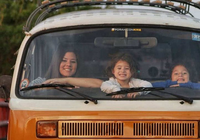 Familia de El Salvador recorre el país en un bus particular llamada Kike
