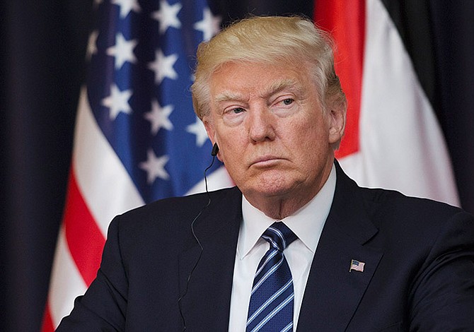 Demócratas piden al FBI que investigue a Trump por contratar a indocumentados