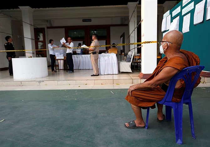 Observadores denuncian compra de votos en elecciones de Tailandia