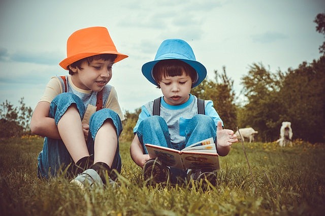 Nueva traducción al español del galardonado libro para niños que promueve las habilidades científicas y de lectura en niños que están aprendiendo inglés