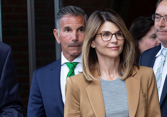 Se suman nuevos cargos a Lori Loughlin por fraude universitario