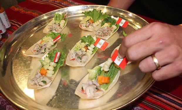 CEVICHE. Los bocadillos de ceviche peruano adornados con granos de maíz y rodajitas de aguacate elaborados por Peruvian Brothers. A la par, Perú ofreció un sorbo de coctel con pisco.