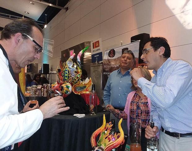 BOLIVIA. Todos los asistentes al Embassy Chef Challenge quisieron probar los vinos y el singani boliviano que llegaron a esta competencia en busca de nuevos mercados.