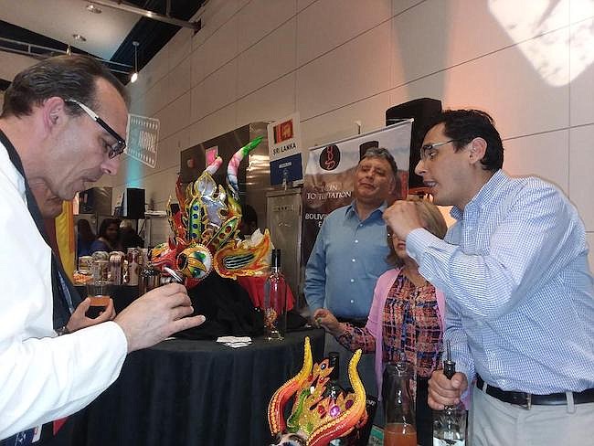 BOLIVIA. Todos los asistentes al Embassy Chef Challenge quisieron probar los vinos y el singani boliviano que llegaron a esta competencia en busca de nuevos mercados.