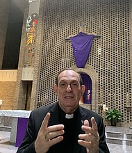 MENSAJE. El reverendo Eugenio Hoyos, director del Apostolado Hispano de la Diócesis de Arlington, el martes 16 de abril, se solidarizó con los inmigrantes en sus homilías de Semana Santa.