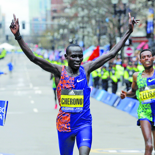 En una ajustada conclusión de las 26.2 millas, el keniano Lawrence Cherono (c) es el primero en cruzar la línea de meta durante la 123 edición del Maratón de Boston este lunes.