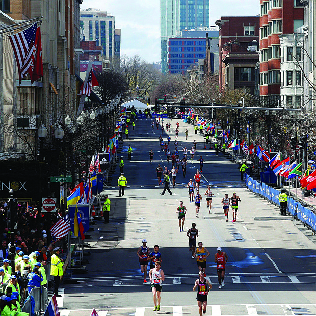 Participantes compiten durante la 123 edición del Maratón de Boston el lunes 15 de abril.