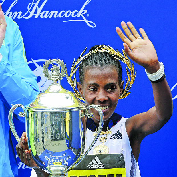 La etíope Worknesh Degefa posa para los fotógrafos tras vencer en la competición femenina de la 123 edición del Maratón de Boston.