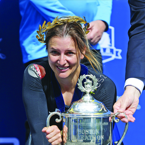 La suiza Manuela Schar posa para los fotógrafos tras vencer en la competición femenina de silla de ruedas de la 123 edición del Maratón de Boston.