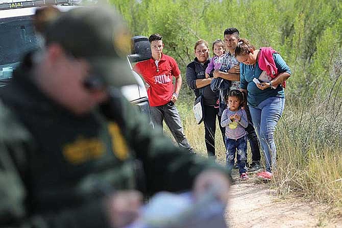 Denuncian que migrantes forman familias falsas para cruzar la frontera